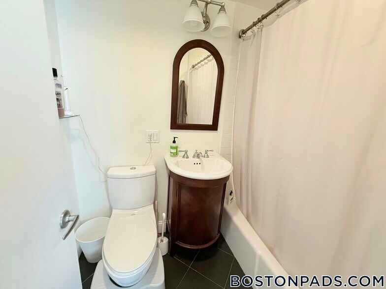 Building Photo - 135 Inman St