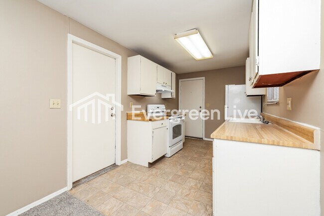 Building Photo - 8810 Foxgate Ct