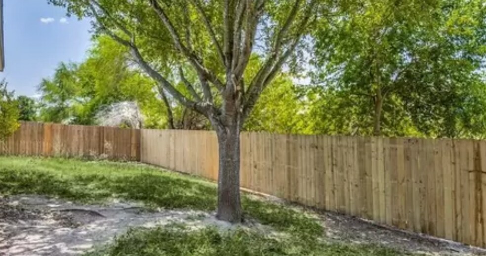 Building Photo - 2066 Bentwood Dr