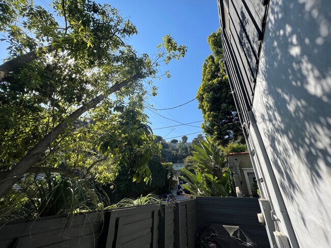 Building Photo - 6121 Glen Holly St