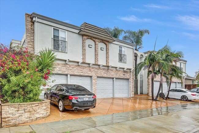 Building Photo - Upstairs 1 Bedroom Condo w/ Parking - Fresh Paint & Carpet!