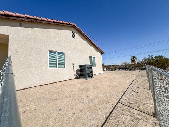Building Photo - 29 Palms Home with Solar