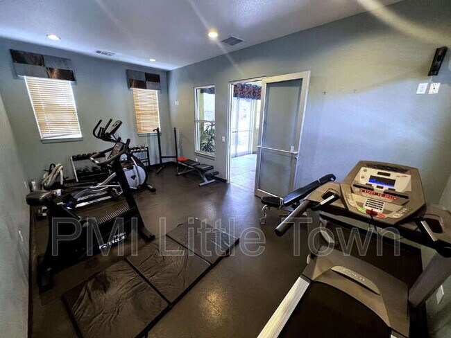 Building Photo - 5677 S Park Pl