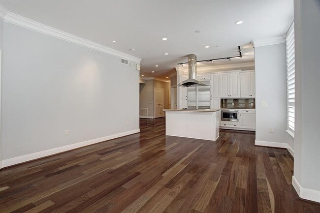 Building Photo - 1419 Montrose-ID268.1