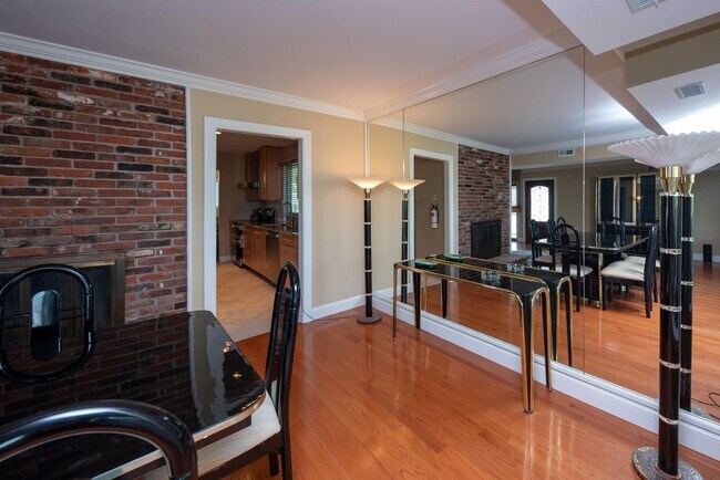 Building Photo - 3201 Bayland Dr