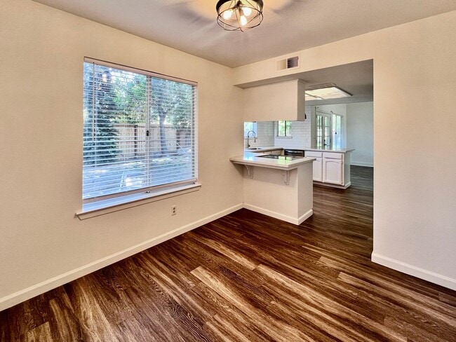 Building Photo - $2,495 Shepherd & Maple, 3 Bedroom 3 full ...