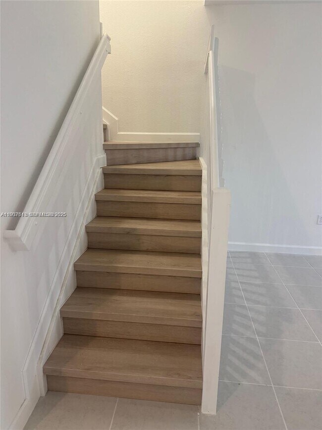 Building Photo - 2771 SE 25th Ave