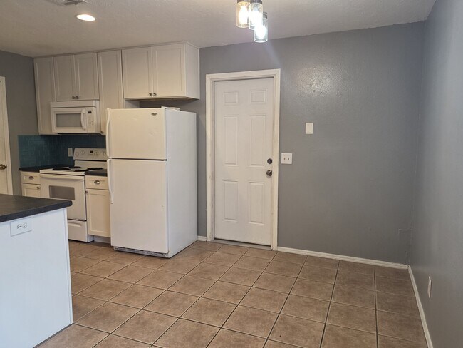 Building Photo - 507 Peppertree Ln