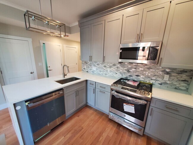 Building Photo - Charming 3 Bedroom-