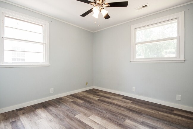 Building Photo - Huge 4 Bedroom 2 Bath Sylvan Park Classic! AVAILABLE NOW. Perfect for Roommates or a Home Office....
