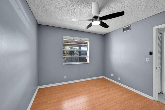 Building Photo - 906 Twin Lakes Dr