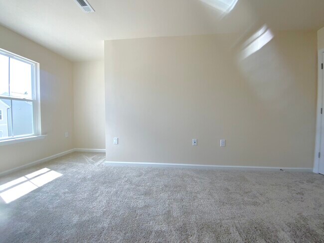 Building Photo - 836 Falls Grove Trl