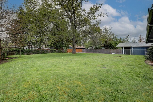 Building Photo - Large Renton Highlands Rambler with Grand ...