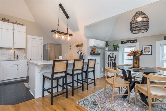 Building Photo - 36 Saxton St