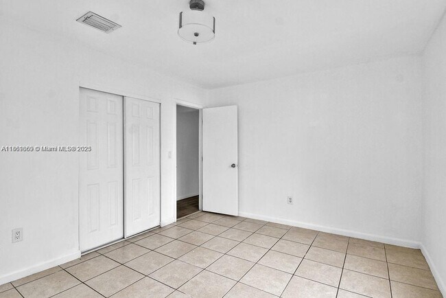Building Photo - 1461 NE 131st St