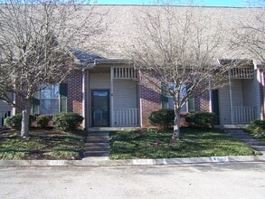 Building Photo - 2 Bath townhouse with hardwood floors and ...