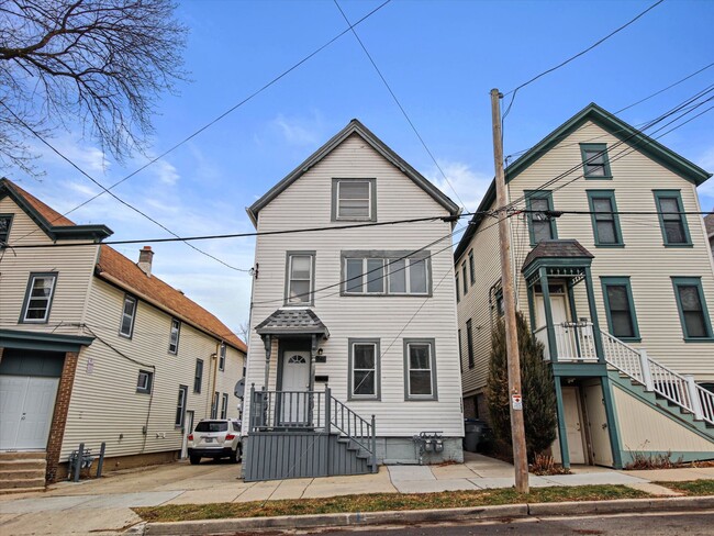 Primary Photo - Updated 3 Bed / 1 Bath Duplex — Lower East Side Milwaukee
