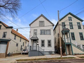 Building Photo - Updated 3 Bed / 1 Bath Duplex — Lower East Side Milwaukee