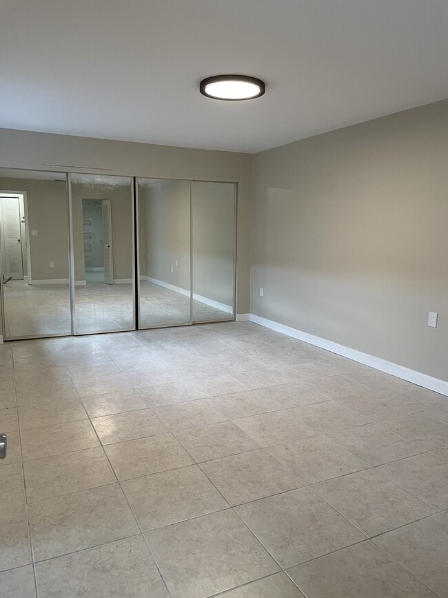 Building Photo - 4702 SW 67th Ave