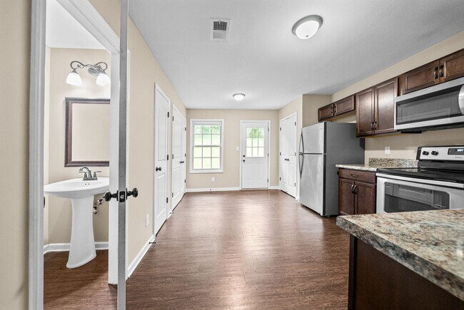 Building Photo - 148 Center Pointe Dr