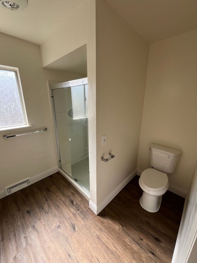 Building Photo - Wonderful Porterville House, Available Now!