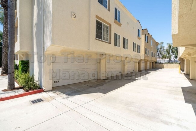 Building Photo - ***Welcome to Comfortable Luxury in Andalu...