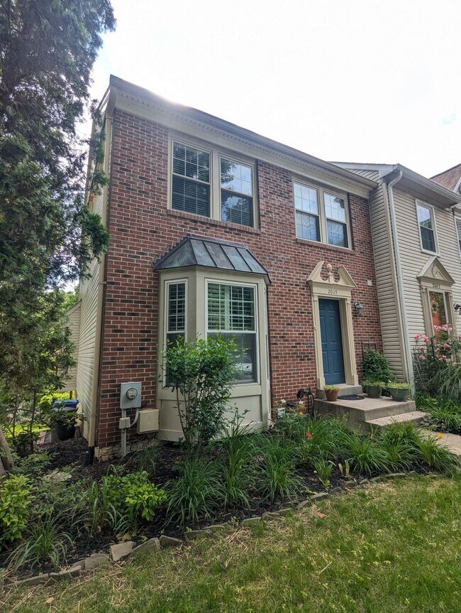 Primary Photo - Beautiful 3 level END UNIT townhouse that ...