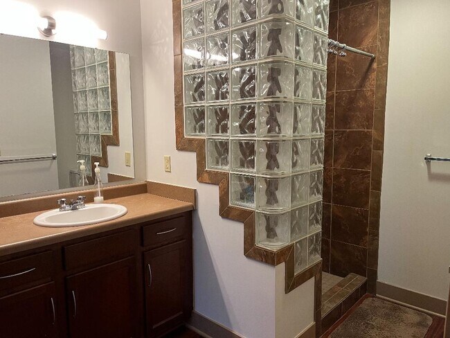 Building Photo - 600 Albert St