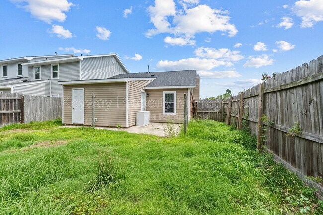 Building Photo - 3933 Miramar Dr Ext