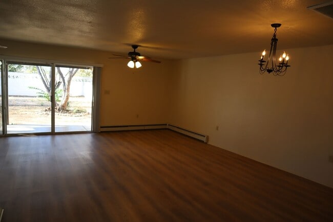 Building Photo - Livable, Lovable, & Avaiable!