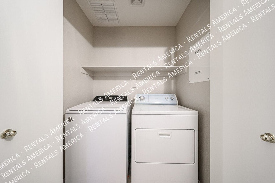 Building Photo - 42610 W Michaels Dr