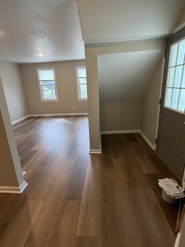 Building Photo - 111 E 9th St