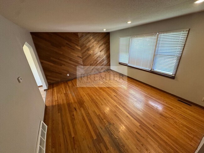 Building Photo - 8406 E 92 Pl