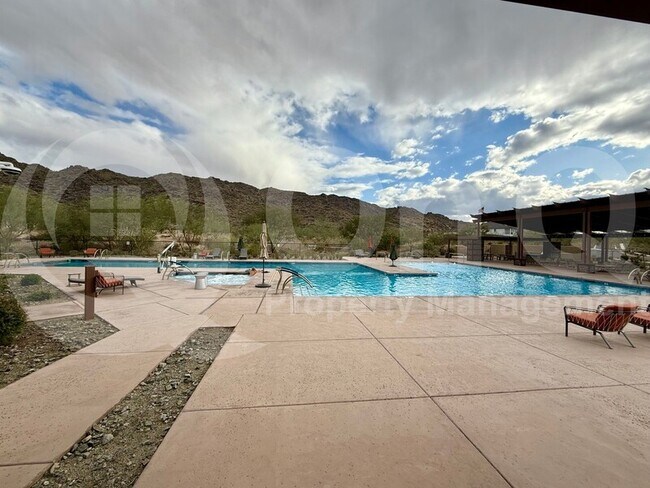 Building Photo - 1222 E La Mirada Dr