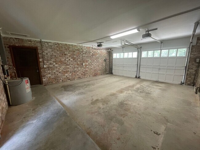 Building Photo - Stunning 3-Bedroom Home with Attached Private Suite – Fully Updated & Move-In Ready