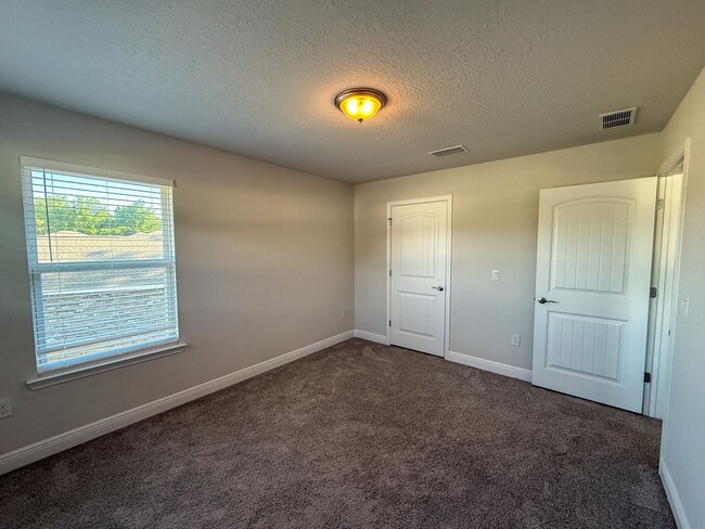 Building Photo - 4 Bedroom 2.5 Bath Home in Nautical Landin...