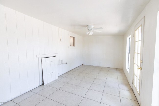 Building Photo - 4016 E Willow Ave