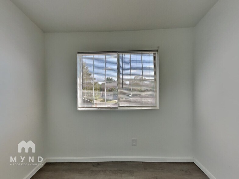 Building Photo - 1616 Beach Ln