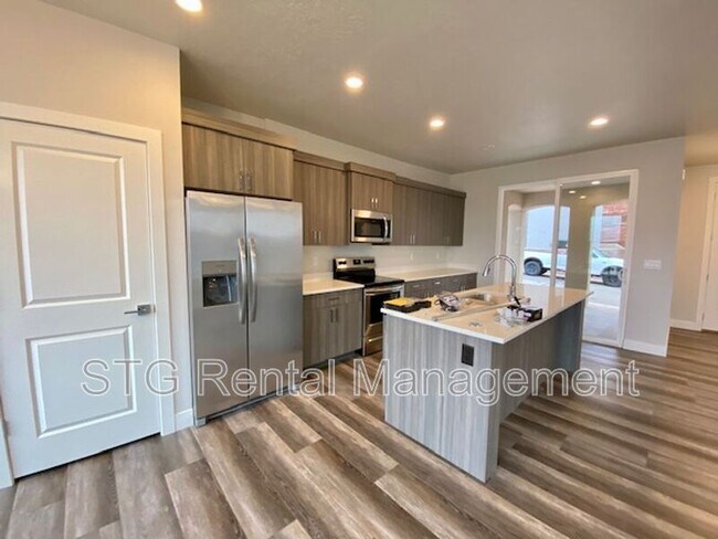 Building Photo - 438 N Stone Mountain Dr