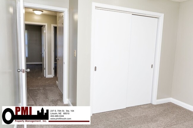 Building Photo - 3 Bedroom and 1.5 bathroom Duplex for rent
