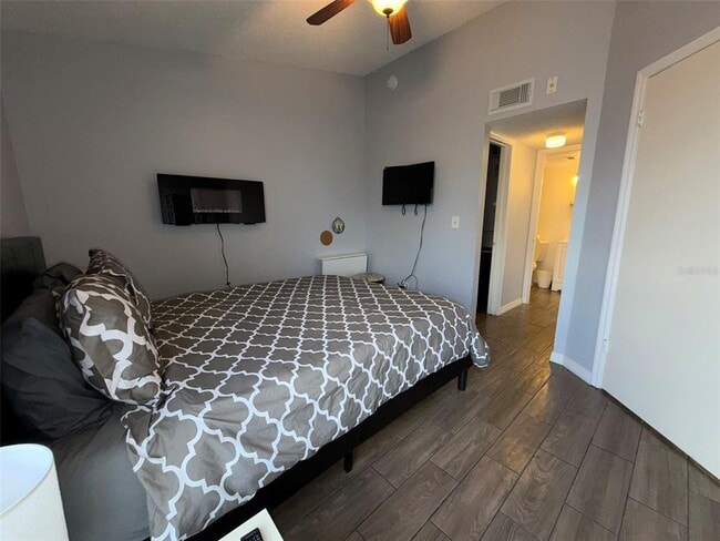 Building Photo - 1940 Lake Atriums Cir