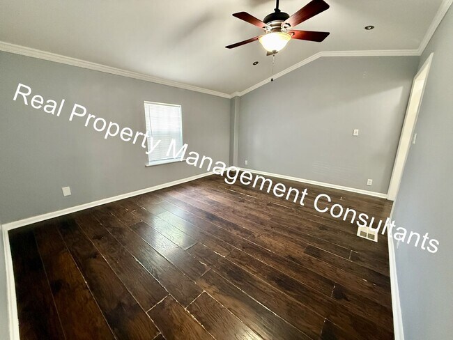 Building Photo - Updated 4 Bedroom, 2 Bath Home with Spacio...