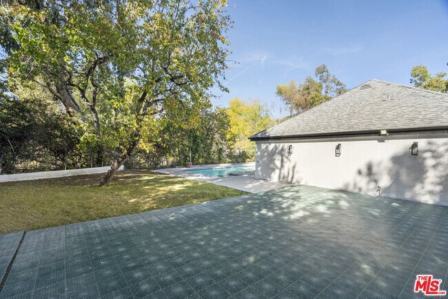 Building Photo - 3217 Hutton Dr
