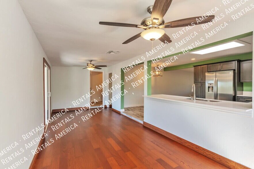 Building Photo - 330 E Mountain Vista Dr