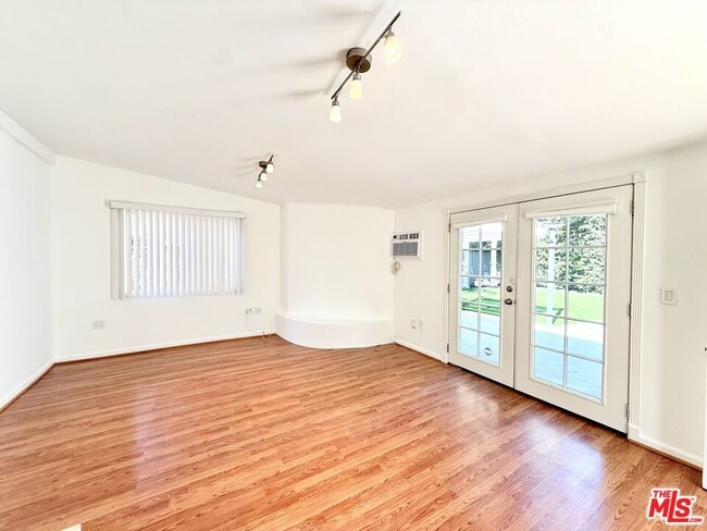 Building Photo - 364 N San Vicente Blvd
