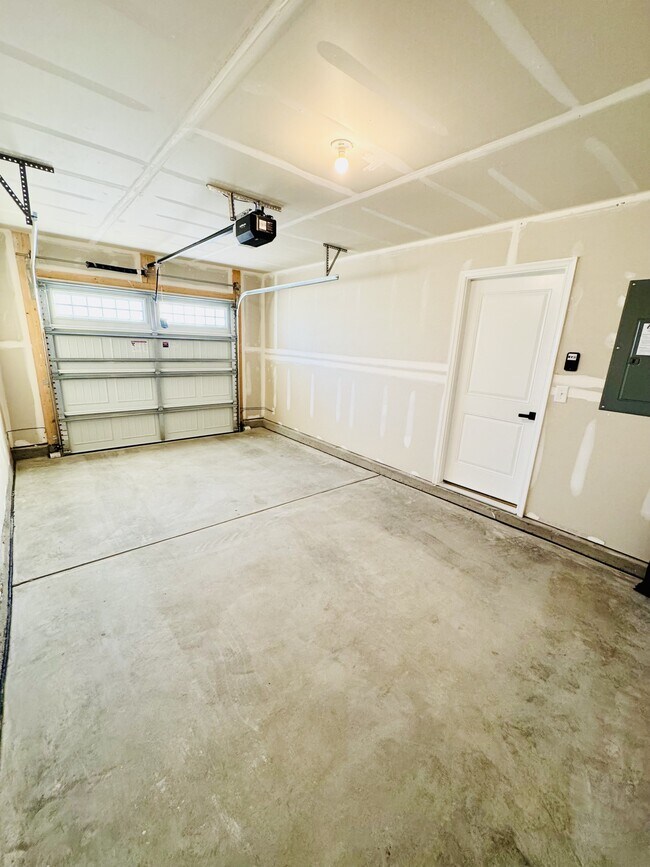 Building Photo - 405 Myrtle Mdws Dr