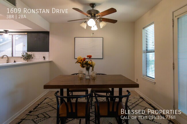 Building Photo - 1609 Ronstan Dr