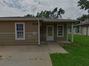 Building Photo - 609 S Mt Carmel St