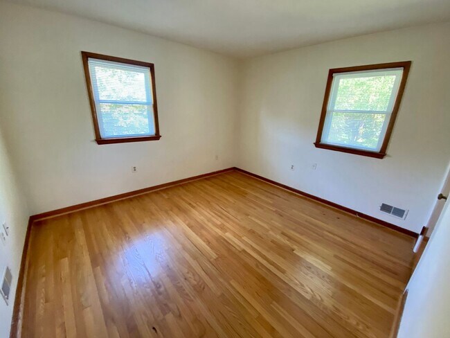 Building Photo - Charming 3Bedroom/2Bathroom Detached Home ...