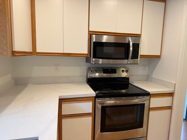 Building Photo - Wonderful 2 story condo in Ashford Ct-Deta...